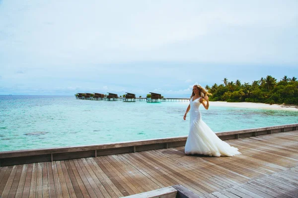 Hermosa Novia Largo Vestido Blanco Sexy Pie Muelle Las Maldivas — Foto de Stock