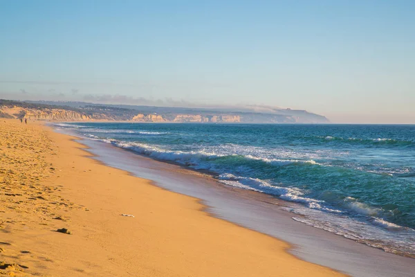 Mooie Lege Strand Door Oceaan Portugal — Stockfoto