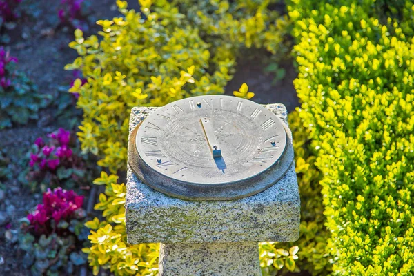 Antika Sön Clock Ligger Trädgård Irland Dublin Nära Ett Slott — Stockfoto