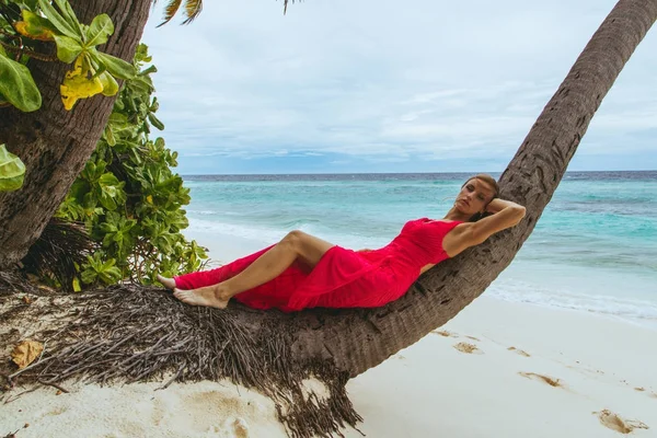 Menina Bonita Deitada Uma Palma Praia Maldivas — Fotografia de Stock