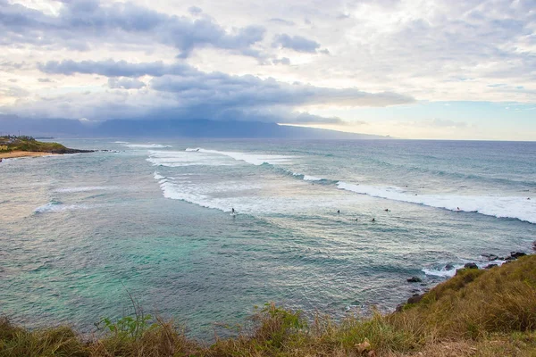 Surfistas Baía Perto Ilha Maui Havaí Durante Pôr Sol Com — Fotografia de Stock