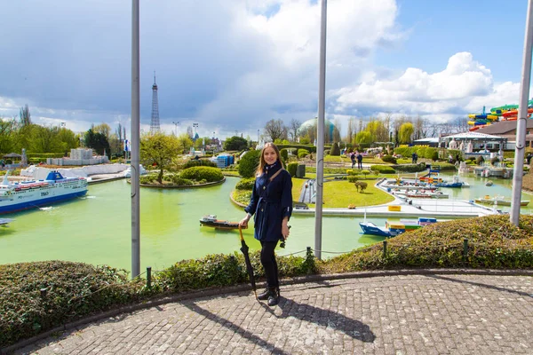 ミニ ・ ヨーロッパ都市公園の真ん中の女の子 — ストック写真