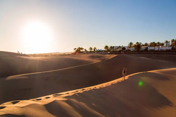 Chica de pie en medio de las dunas —  Fotos de Stock