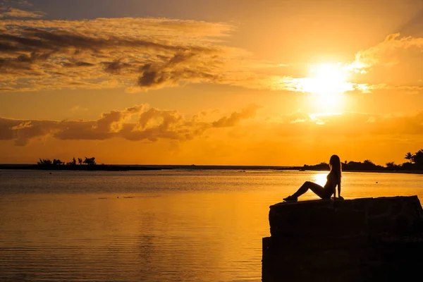 Silhouette Beautiful Girl Sitting Coast Watching Sunset Sunrise — Stock Photo, Image