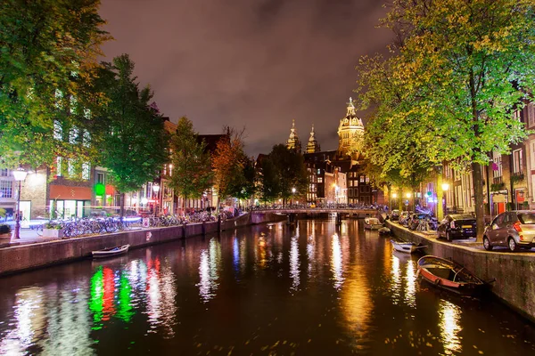 阿姆斯特丹街晚上 运河与许多不同的光和一个教会在末端 美丽的夜晚 — 图库照片