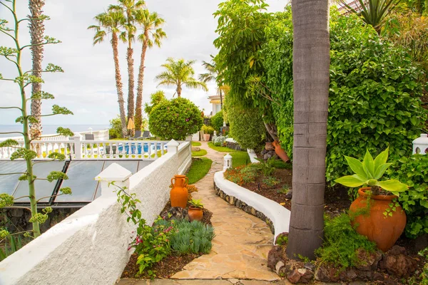 Tropen villa terras uitzicht door de Oceaan — Stockfoto