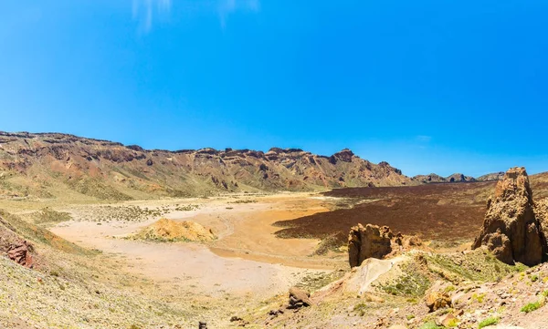 Um lugar em Tenerife com rochas e uma terra montanhosa — Fotografia de Stock
