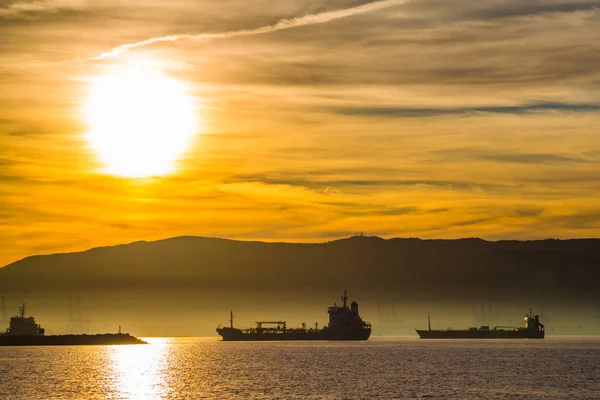 Gyönyörű Kilátással Gibraltári Közelében Tengerparton Sunrise Hajó Körül Csatorna Megadása — Stock Fotó