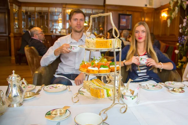 Paar klassieke Londen 's middags thee genieten — Stockfoto