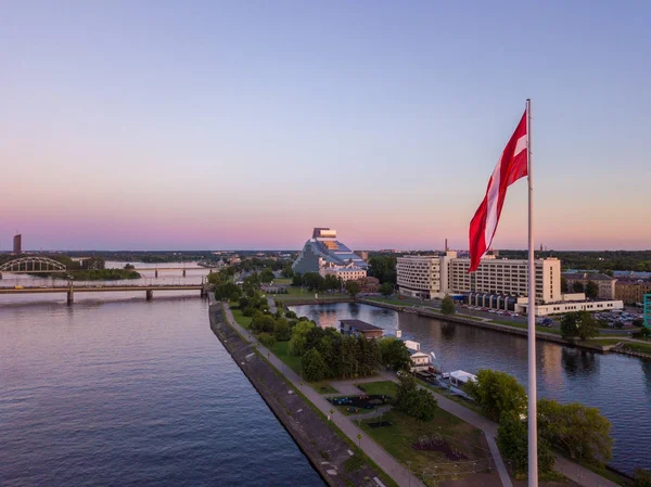 Vista sul tramonto sulla diga AB a Riga — Foto Stock