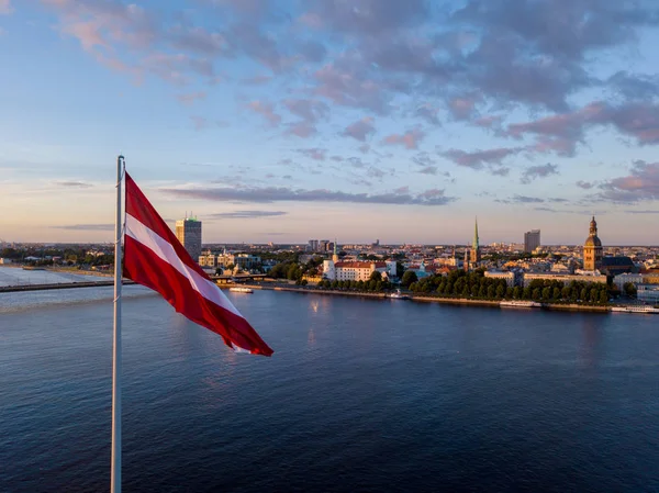 Vista sul tramonto sulla diga AB a Riga — Foto Stock