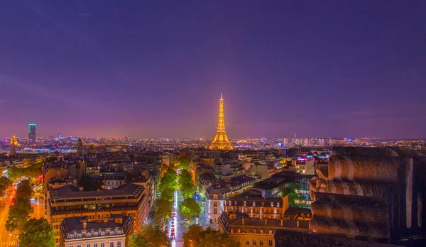 パリ都市景観夜のパリ フランス 2016 美しい撮 パリの通り紫色青い空 ロマンチックな街 — ストック写真