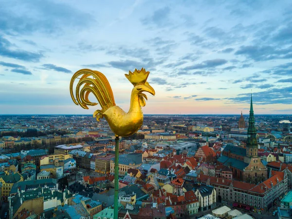 Vista Aérea Del Gallo Dorado Sobre Ciudad Riga Hermosa Vista — Foto de Stock