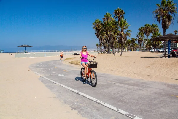 Young Girl Riding Bike Muscle Beach Los Angeles California Usa — Stock Photo, Image