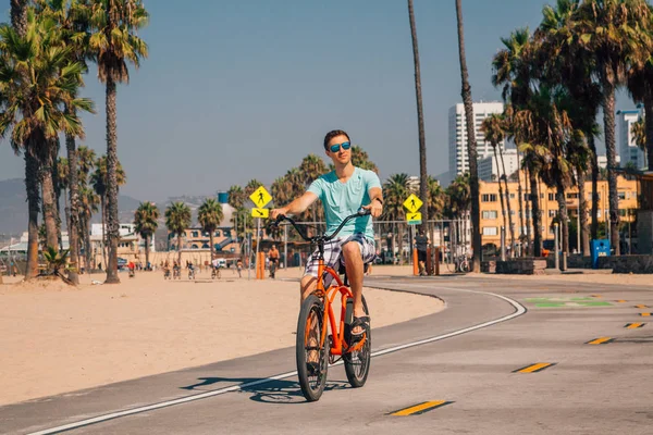 Młody Człowiek Rowerze Przez Muscle Beach Los Angeles Kalifornia — Zdjęcie stockowe