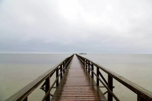 Muelle sin fin hacia el horizonte —  Fotos de Stock