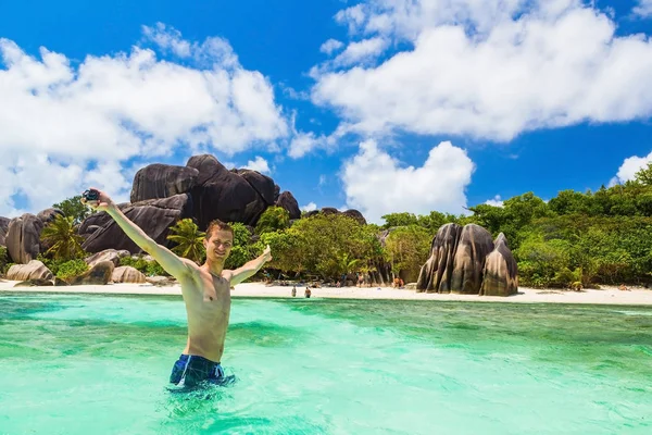 Genç Adam Elleriyle Onun Tatil Balayı Seychelles Adaları Hayatta Başarı — Stok fotoğraf