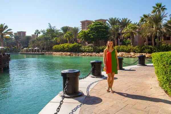 Hermosa Chica Vestido Colorido Pie Junto Canal Dubai Souk Madinat — Foto de Stock