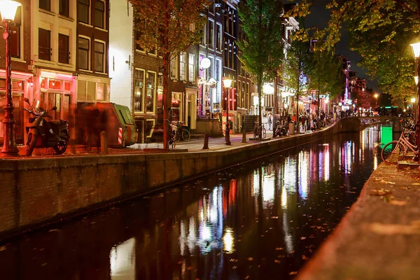 Red Light District Amsterdam Med Smala Kanaler Genom Staden Nattvisning — Stockfoto