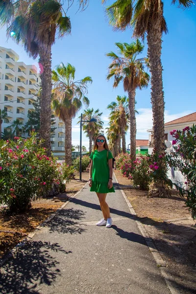 Chica al borde del océano en la isla de Tenerife — Foto de Stock