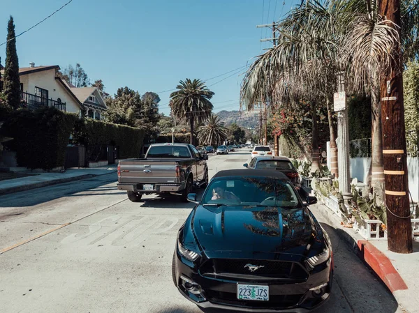 Ford Mustang Gt σταθμευμένα στη λεωφόρο Hollywood — Φωτογραφία Αρχείου