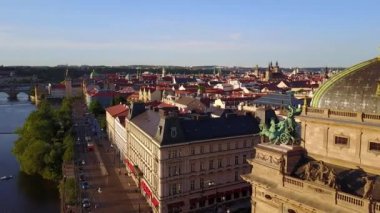 Yukarıdan Prag şehir Tiyatrosu kilise görünümünün güzel havadan görünümü. Uçan bina geçmiş.