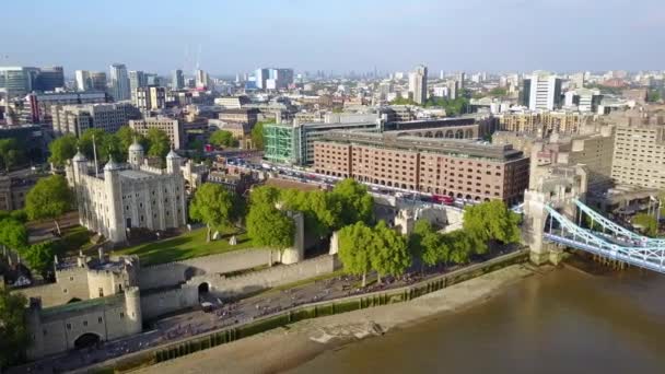 上からロンドン市内の素晴らしい空撮 シャード超高層ビル タワー ブリッジとテムズ川で他の有名な建物 — ストック動画