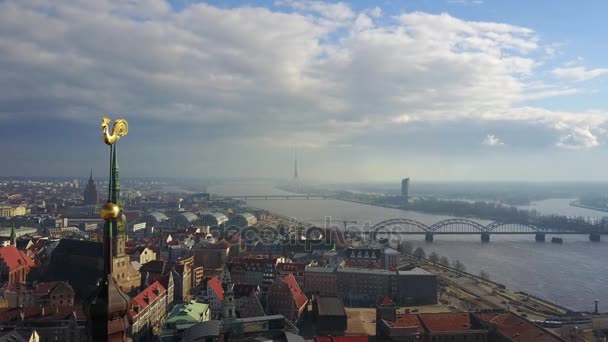 Wunderschöne Vogelperspektive Der Altstadt Vecriga Riga Der Nähe Des Goldenen — Stockvideo