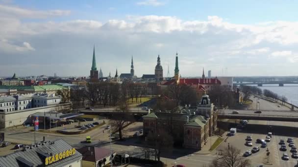 Levantamiento Sobre Hermosa Ciudad Riga Durante Día Soleado — Vídeo de stock