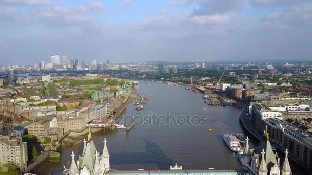 惊人的鸟瞰泰晤士河和塔桥横跨它 金丝雀码头商业区在地平线上 伦敦标志性景观 — 图库视频影像