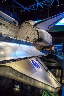 NASA'ın Kennedy Uzay Merkezi Müzesi, Atlantis Mekiği, çevresinde hızlı bir yürüyüş. Gerçek uzay gemisi. Şaşırtıcı ve büyük.