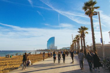 Ufuk ve kumun üzerinde yalan insanlara şaşırtıcı W otel manzaralı Barcelona meşgul beach.