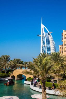 Madinat Jumeirah Hotel'e Burj Al Arab otelinin görünümü. Madinat otel ve üzerinde 40 hektarlık bir alanı kaplayan Çarşısı içeren lüks bir tesistir.