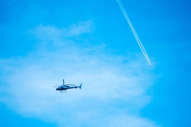 BBC ile başka bir uçak yüksekte Londra'da gökyüzünde uçan helikopter