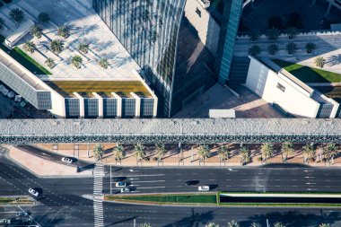 Şeyh Zayed caddesi üzerinde trafik ve gökdelenler ile çatı görünümü. Yukarıdan görüntülemek.
