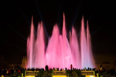 Ünlü renkli Montjuic çeşme Barcelona, İspanya.