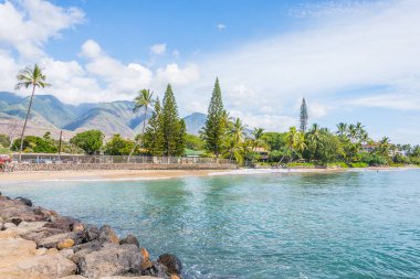 Sahilde şaşırtıcı ve çarpıcı görünümü ile Maui, Hawaii Adası arka planda dağlar