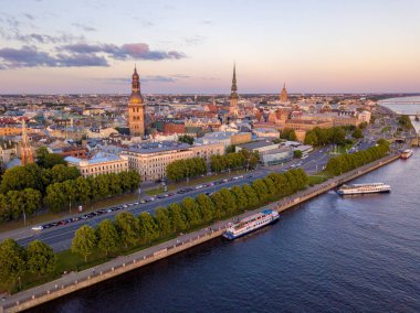 Riga eski şehrin panoramik görünümü 