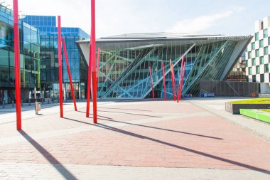 Grand Canal Square Dublin bir görünümünü Docklands rejenere. Bord GAIS enerji tiyatro merkezidir, Accenture'nın genel merkez soldaki ve sağdaki Marker otel.
