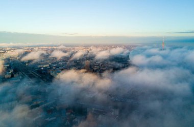 Gün batımı sırasında şehir üzerinde bulutlar güzel hava görünümünü. Güzel hava görüntüsü.