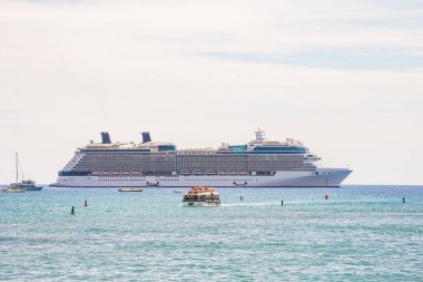 Maui Adası, Hawaii kıyıları yakınında büyük yolcu gemisi. 