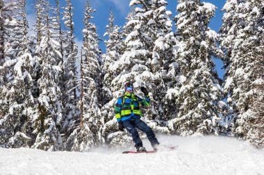 dağlarda aşağıya snowboard adam.