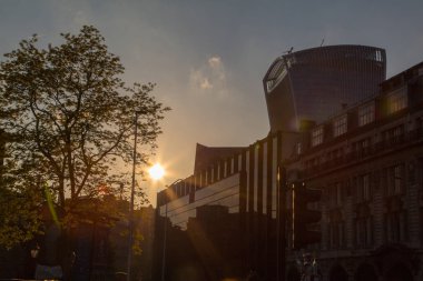 İngiltere'de Londra sokakların gün batımı görünümü.