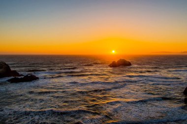 San Francisco'daki Cliff House restaurant yakınındaki Pasifik Okyanusu göre inanılmaz gündoğumu görüntüle.