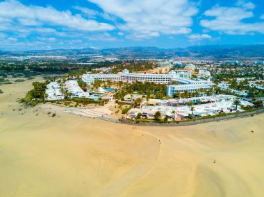 Maspalomas tepeleri Atlantik Okyanusu tarafından havadan görünümü 