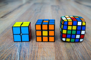 Beyaz ya da ahşap arka plan üzerinde Rubik küpleri