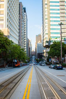 Güzel street San Francisco şehir etrafında büyük gökdelenler ile.