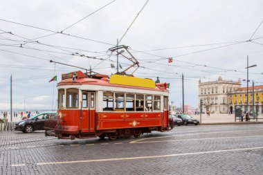 Portekiz - Lizbon eski kırmızı güzel turistik tramvay