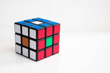 Rubik küpü beyaz veya ahşap zemin üzerine