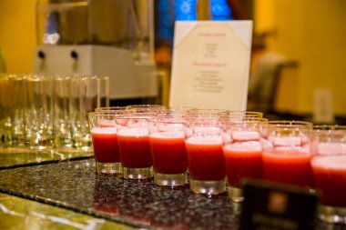 Terasta kahvaltı ile lüks otel odası